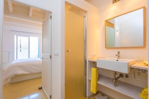 Een douche, een haardroger, handdoeken