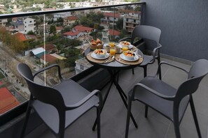 Outdoor dining - La Dimora Azzurra 1+1 F.4, Vlore, Albania (Vlore)