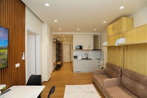 Un espace de vie moderne comprenant une cuisine, un coin repas et un espace détente.