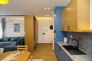 Une cuisine moderne avec des meubles en bois, un four encastré et un évier.