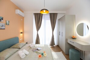 A modern bedroom with a bed, bedside table, and a mirror. - La Dimora Azzurra, Vlore, Albania (Vlore)