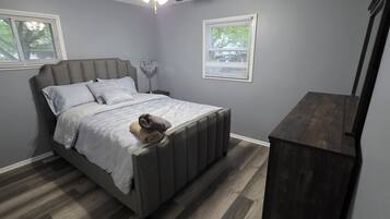 3 bedrooms, iron/ironing board, WiFi, bed sheets