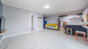 Quarto básico, 1 quarto (Charlie Chaplin (Pet-Friendly)) | 1 quarto, Wi-Fi de cortesia