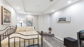 4 bedrooms, iron/ironing board, travel cot, free WiFi - Lakefront Updated Condo at 2mm w/ 2 Pools, Hot Tub, Boat Slip (Lake Ozark)
