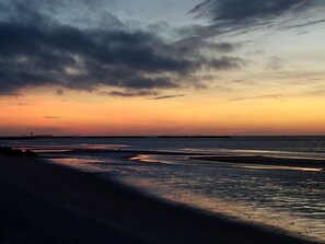 Sun-loungers - Woody's Place on Plum - A brand new 106 year old historic property (Cape Charles)
