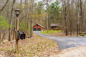 Property grounds - Evergreen Escape: Cozy 3BR Jay cabin, pet-friendly, near Whiteface Mountain (Jay)