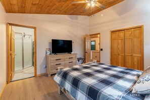 Free WiFi, bed sheets - Evergreen Escape: Cozy 3BR Jay cabin, pet-friendly, near Whiteface Mountain (Jay)
