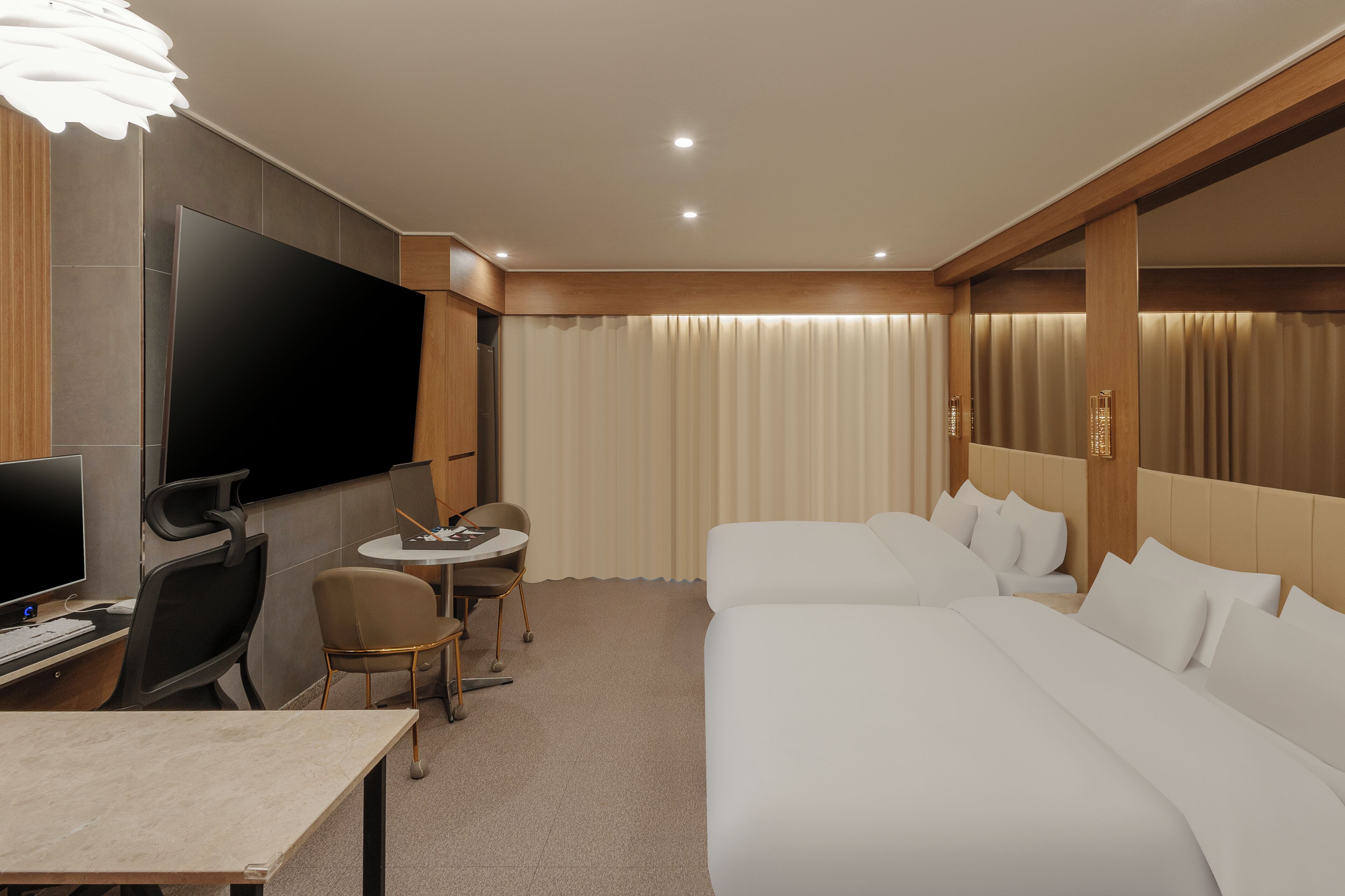 Hotelkamer met een bed, een bureau met computer, een stoel, een televisie en een raam met gordijnen.