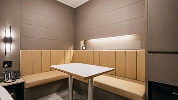 Deluxe Room | Blackout drapes, free WiFi, bed sheets