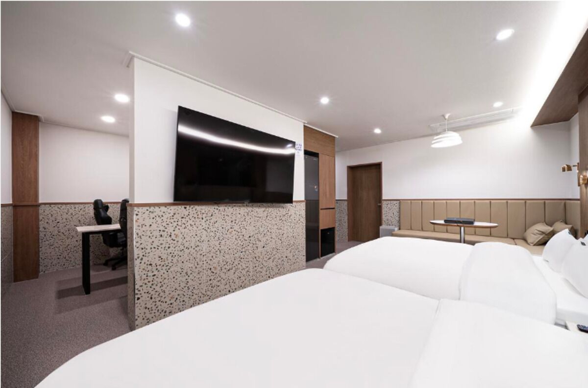 Habitación doble Premium, 2 camas matrimoniales | Wifi gratis y ropa de cama 