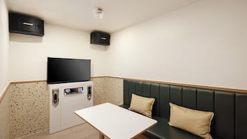 Party Room 4pax | Blackout drapes, WiFi (free), bed sheets