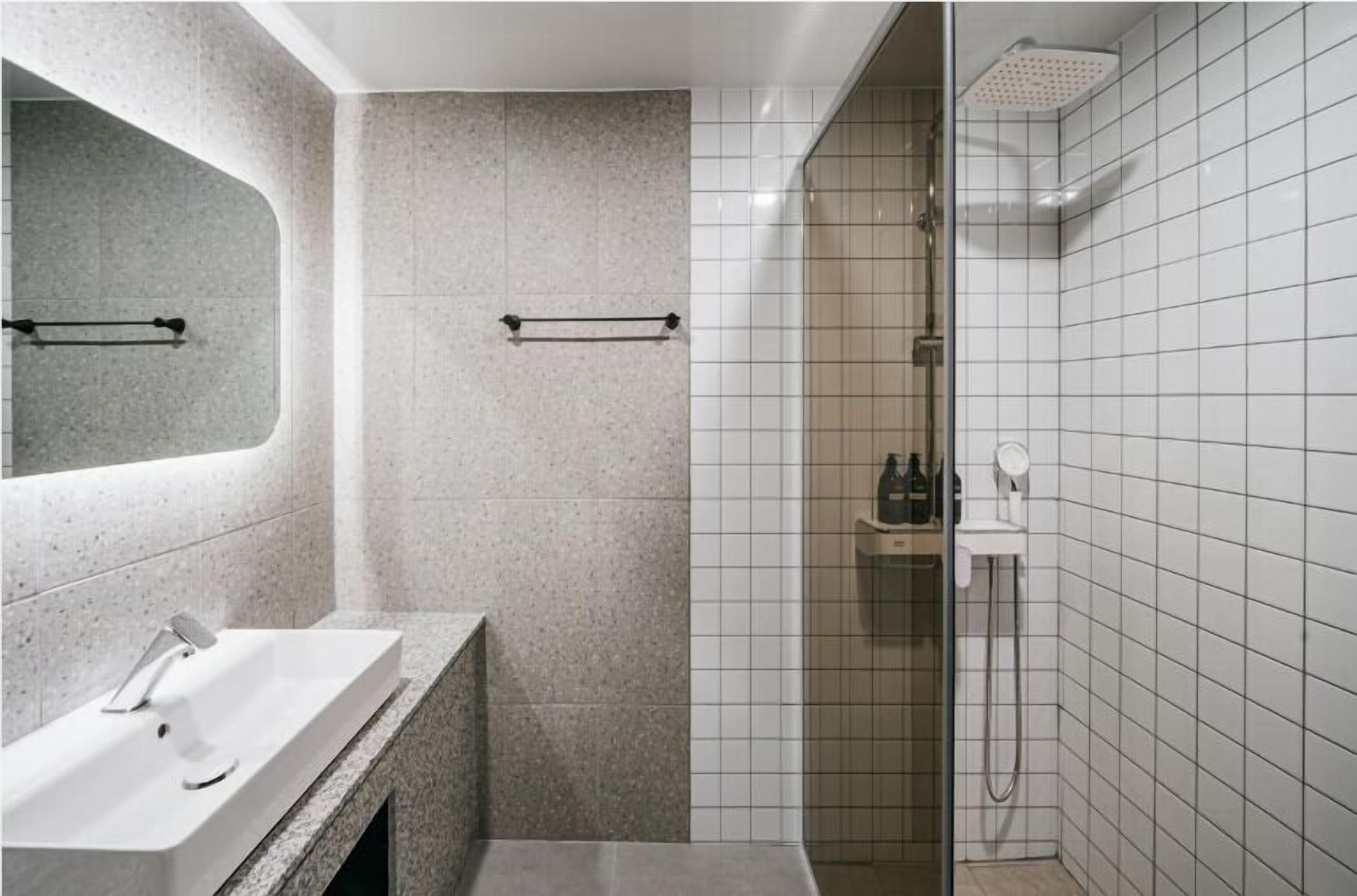 Phòng Deluxe | Phòng tắm | Bồn tắm và buồng tắm vòi sen riêng, đồ dùng nhà tắm miễn phí 