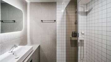 Deluxe Room | Bathroom | Separate bathtub and shower, free toiletries, hair dryer, bathrobes
