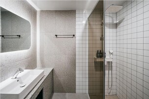 Habitación Deluxe | Baño | Bañera y ducha independientes y artículos de higiene personal gratuitos
