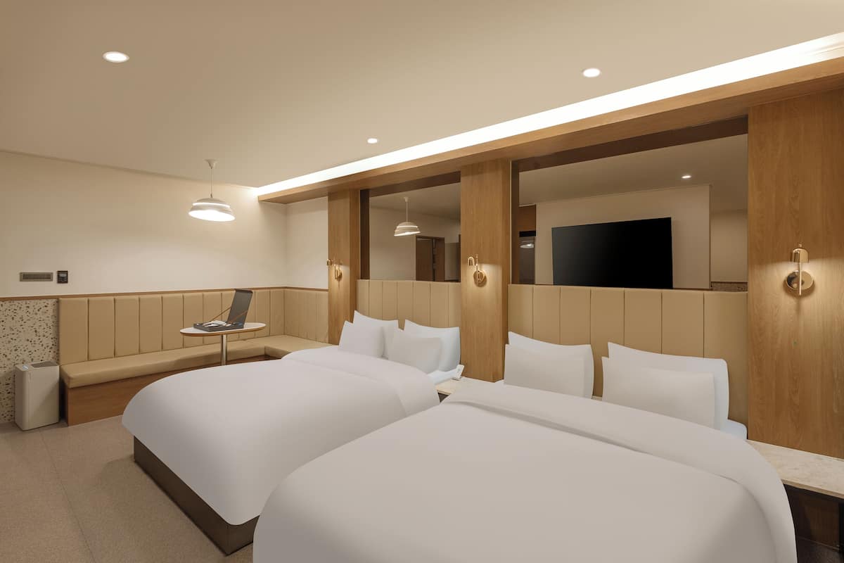 Party Room 4pax | Mörkläggningsgardiner, gratis wi-fi och sängkläder