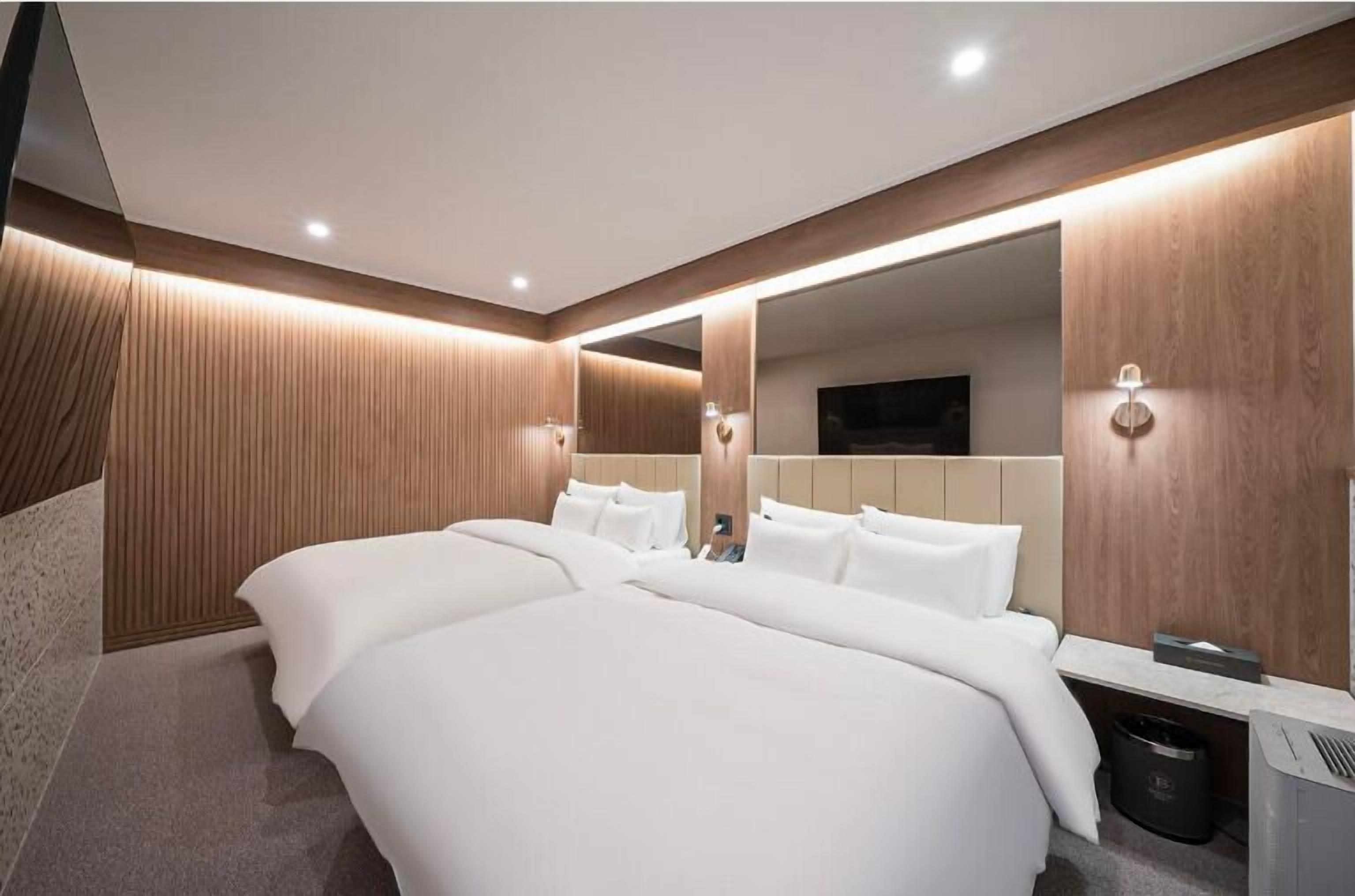 Habitación doble Premium, 2 camas matrimoniales | Wifi gratis y ropa de cama 