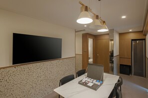 Quarto família, vista para a cidade | Área de estar | TV LED 70 polegadas com canais a cabo, Netflix, computador