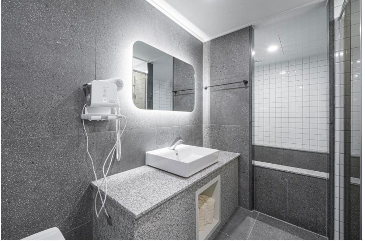 Camera Deluxe | Bagno | Set di cortesia gratuito, asciugacapelli, accappatoio, bidet