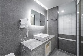 Deluxe-Doppelzimmer | Badezimmer | Kostenlose Toilettenartikel, Haartrockner, Handtücher, Seife