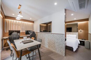 Chambre familiale, vue sur la ville | Rideaux dâobscurcissement, accĂšs au Wi-Fi (inclus), literie fournie