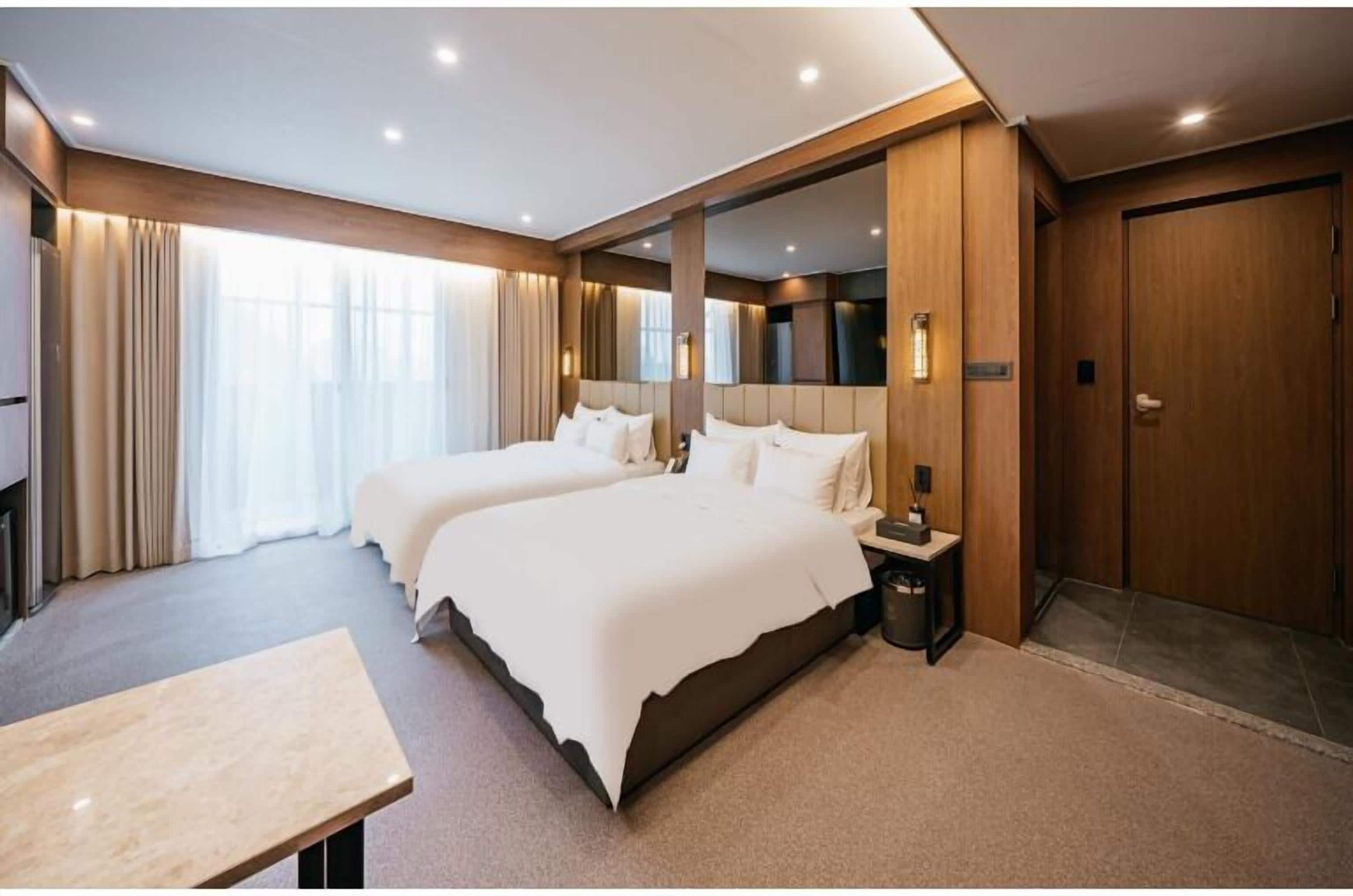 Chambre Signature, terrasse | Rideaux d’obscurcissement, accès au Wi-Fi (inclus), literie fournie