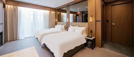 Chambre Signature, terrasse | Rideaux d’obscurcissement, accès au Wi-Fi (inclus), literie fournie