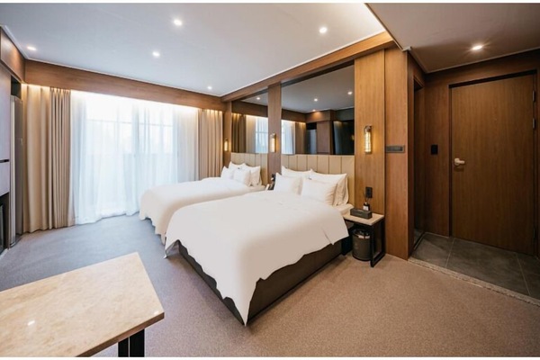 Signature Room, Terrace | Blackout drapes, WiFi (free), bed sheets