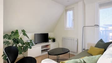 Apartment, 2 Bedrooms, Balcony | Living room | Books