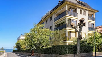 Apartment, 2 Bedrooms, Balcony | Bahagian luar