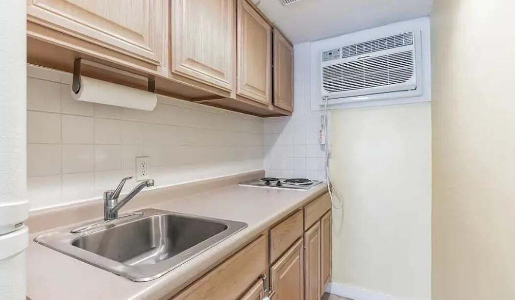 Frigorífico, microondas, placa de cocina y cafetera o tetera