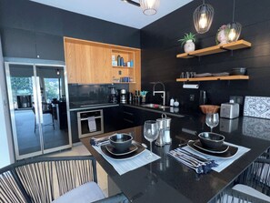 Frigorífico, microondas, horno y placa de cocina