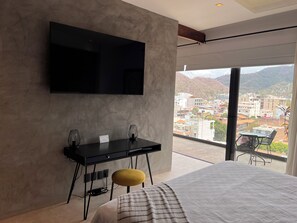1 dormitorio, caja fuerte, escritorio y tabla de planchar con plancha