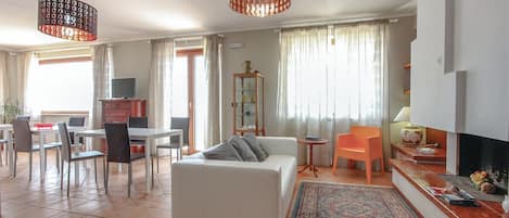 Smart TV y chimenea