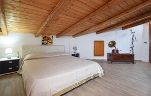 3 quartos, ferros/tábuas de passar roupa, berço de viagem