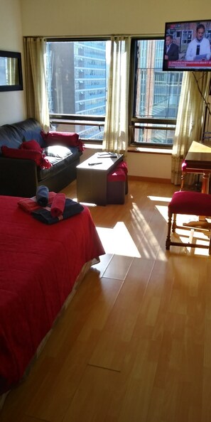Tabla de planchar con plancha, wifi gratis y ropa de cama 