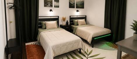 Tabla de planchar con plancha, wifi y ropa de cama