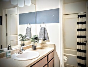 Bathroom - Beautiful bright 4 bedroom house just 15 minutes from the SLC airport (North salt lake)