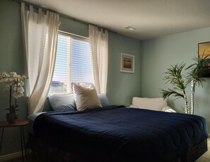 Room - Beautiful bright 4 bedroom house just 15 minutes from the SLC airport (North salt lake)