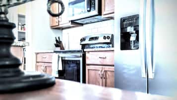 Coffee/tea maker, fridge, microwave, oven