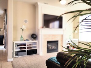 Living area - Beautiful bright 4 bedroom house just 15 minutes from the SLC airport (North salt lake)