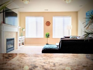 Smart TV, fireplace - Beautiful bright 4 bedroom house just 15 minutes from the SLC airport (North salt lake)