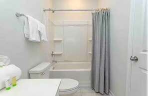 Serviettes fournies, savon, papier toilette