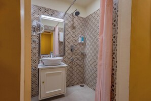 Premium kamer | Badkamer | Een douche, gratis toiletartikelen, handdoeken, toiletpapier