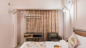 Deluxe Room | Desk