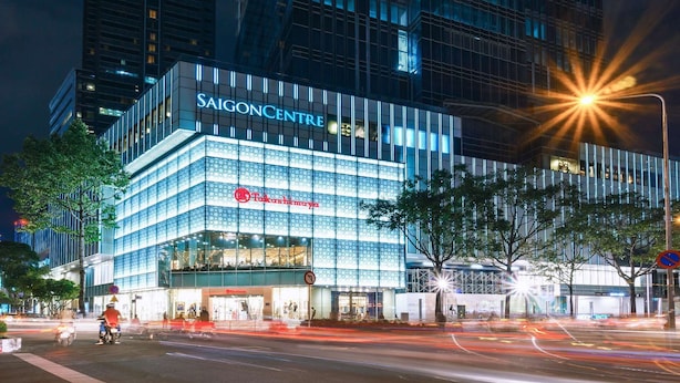 A modern building with the sign 'SAIGONCENTRE' and a visible 'Takashimaya' store. - Movida Stay - Bui Vien Walking Street, District 1 (Ho Chi Minh City)