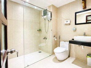 Deluxe Double Room | Bathroom | Shower, hair dryer, towels, soap - The L'anmien Bui Vien (Thanh Pho Ho Chi Minh)