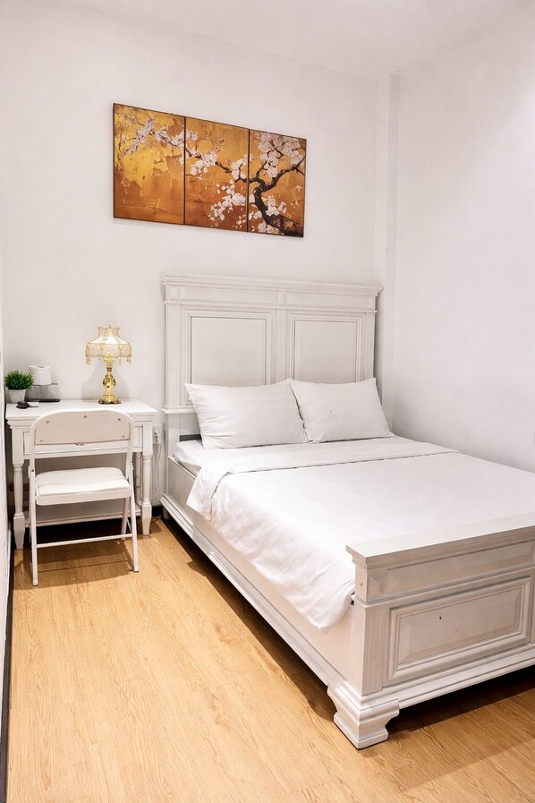 Basic Double Room | Desk, laptop workspace, free WiFi - The L'anmien Bui Vien (Thanh Pho Ho Chi Minh)