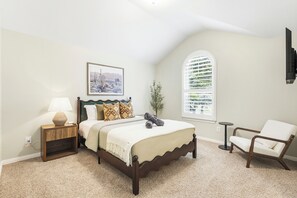 Desk, iron/ironing board, travel cot, free WiFi - Luxury Family Retreat • Saltwater Pool Oasis • BBQ (Frisco)