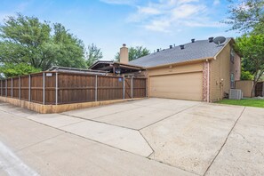 Exterior - Luxury Family Retreat • Saltwater Pool Oasis • BBQ (Frisco)