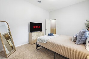 Desk, iron/ironing board, travel crib, free WiFi - Hunter Run: Family • Work • Entertainment • Frisco (Frisco)